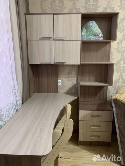 Школьная мебель (стол+шкаф)