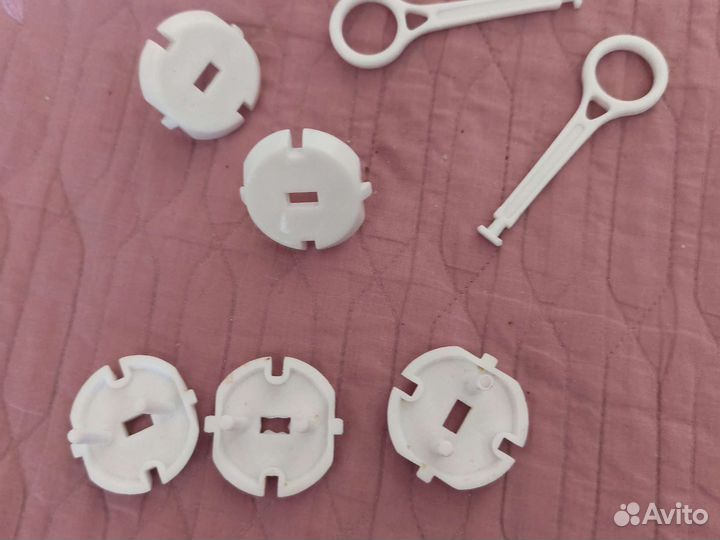 Заглушки в розетки от маленьких детей 5 шт