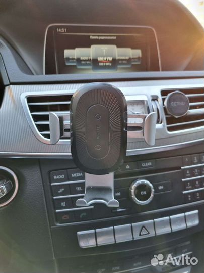 Беспроводная автомобильная зарядка baseus