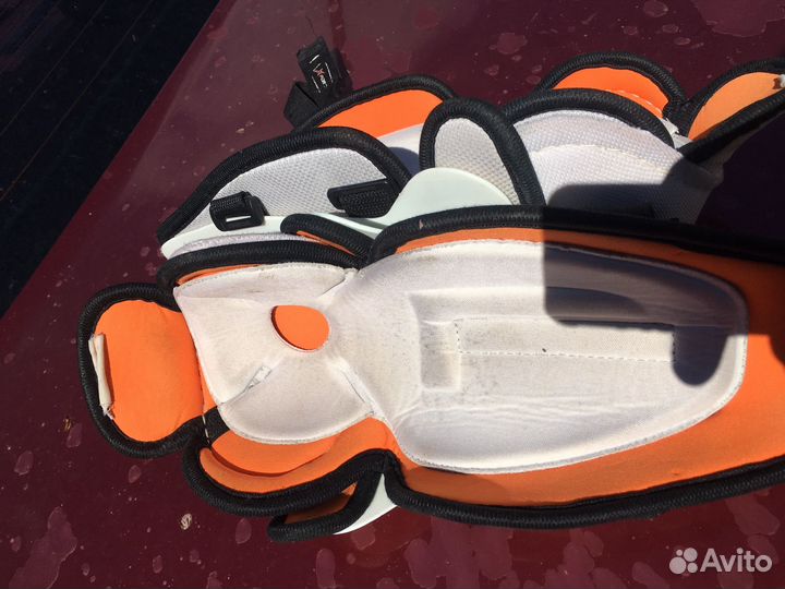 Хоккейный шлем, налокотники и наколенники детские