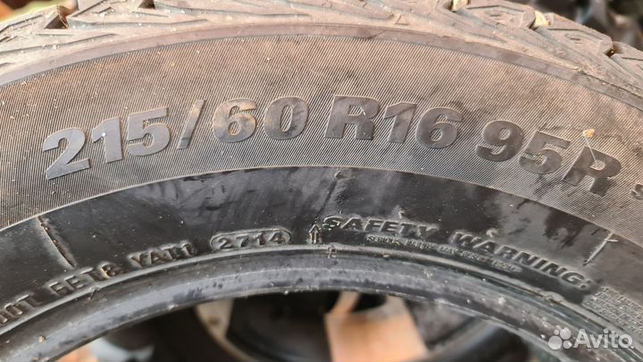 Kumho WinterCraft Ice WI61 215/60 R16 61S