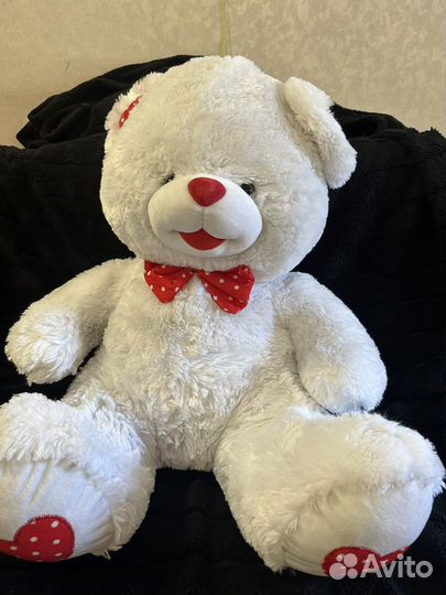 Большой плюшевый медведь