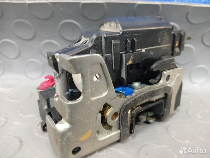 Замок двери задний левый Renault Duster 1