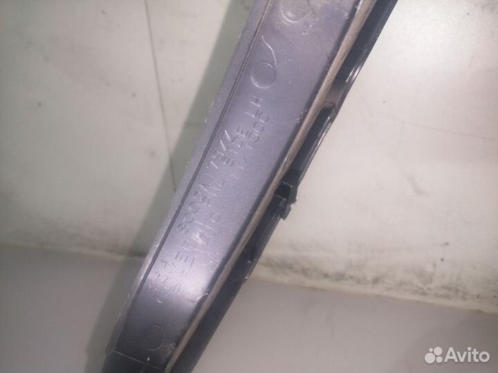 Накладка декоративная лев на торпедо Lancer X