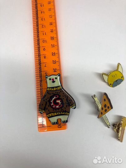 Значки (брошки) на одежду