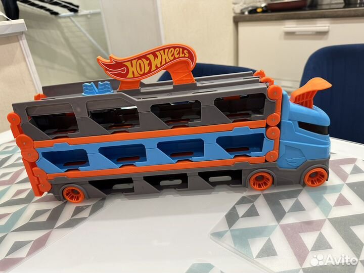 Грузовик-автовоз с пусковым устройством Hot Wheels