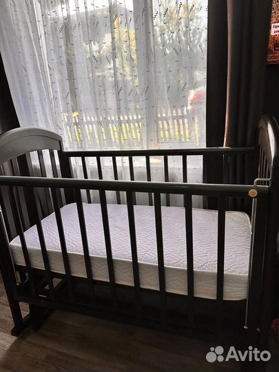 Детская кроватка с маятником