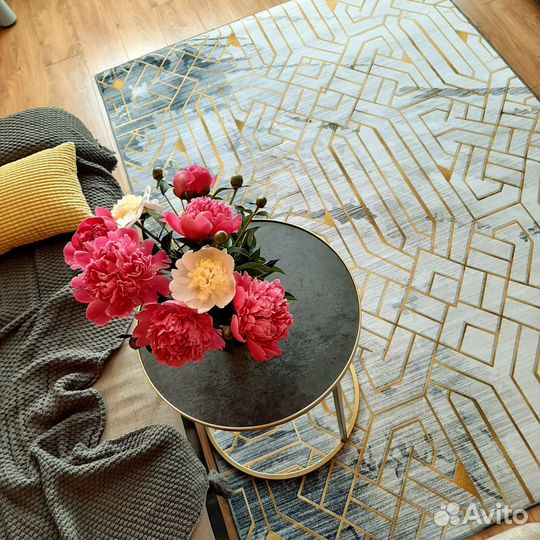 Ковер в современный интерьер. Новый, без ворса