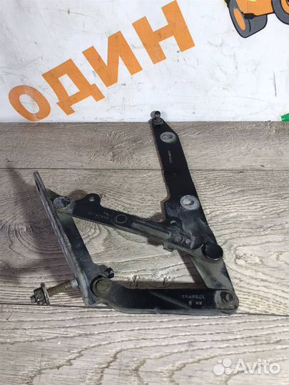 Петля капота правая Land Rover Discovery III 2004