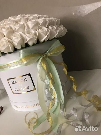 Букет 101 и 45 белых роз в подарочной коробке