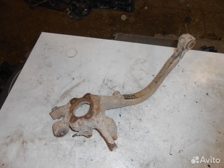 Кулак задний левый (Mitsubishi Galant)