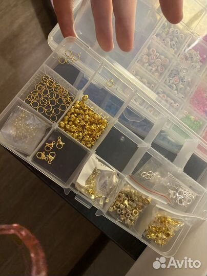 Огромный набор бисера и фурнитуры