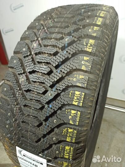 Goodyear UltraGrip 500 215/55 R16 93T