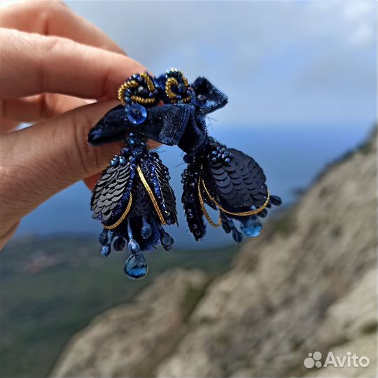 Серьги-пусеты ручной вышивки с топазами