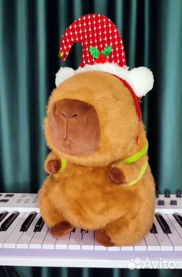Плюшевая капибара в пятнистом колпаке на Новый год