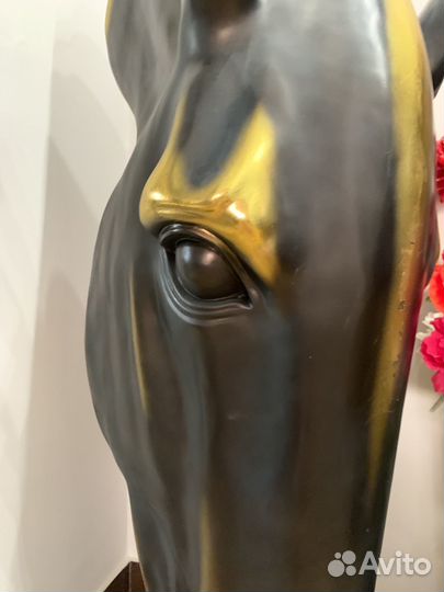 Статуя Голова Коня на подставке