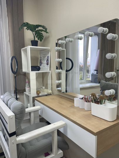 Место мастера бровиста или визажиста