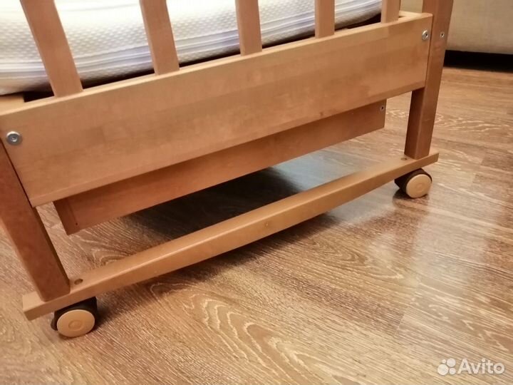 Детская кроватка и пеленальный столик