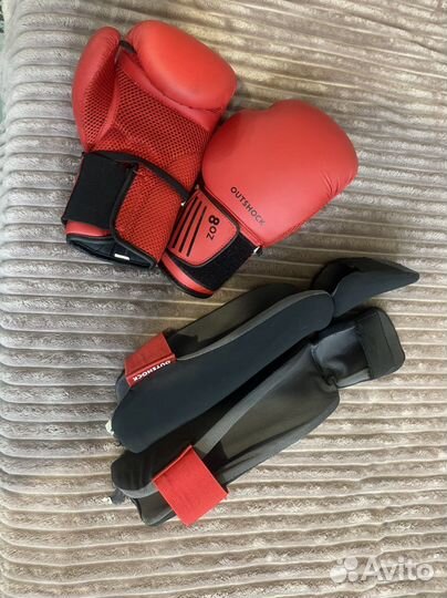 Боксерские перчатки и защита голенстопа