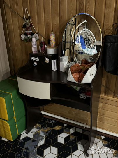 Туалетный столик с зеркалом