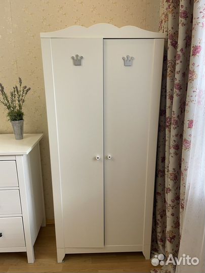 Детская кровать и шкаф