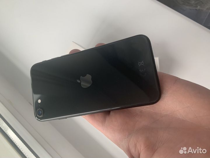 iPhone SE, 64 ГБ