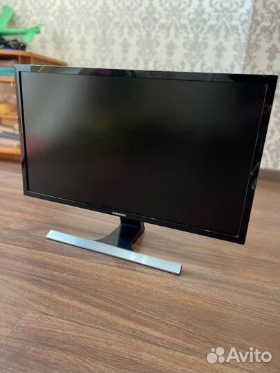 Samsung U28E590D
