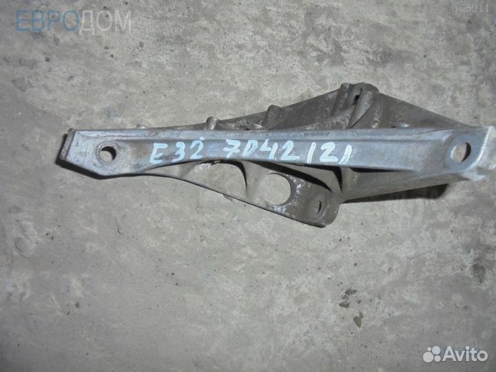 Лапа двигателя левая BMW E32 м70