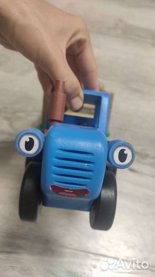 Игрушка синий трактор