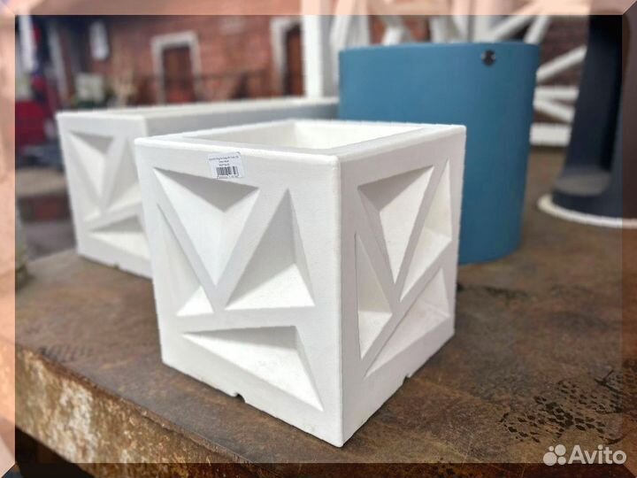 Белое кашпо для улицы