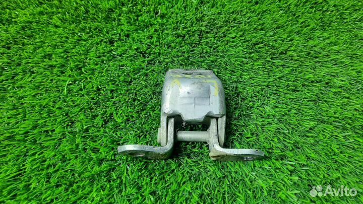 Петля двери нижняя задняя левая Nissan Skyline V35