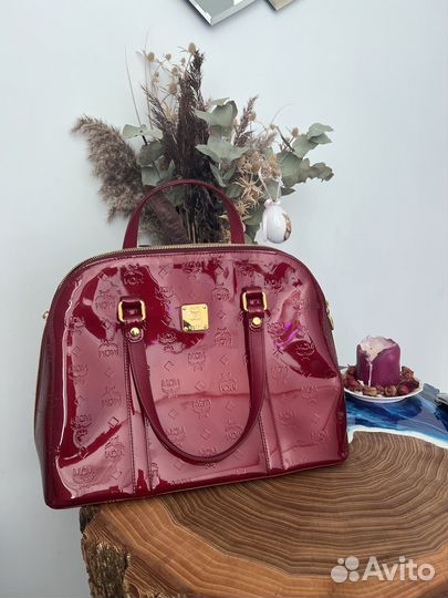 Лаковая сумка MCM