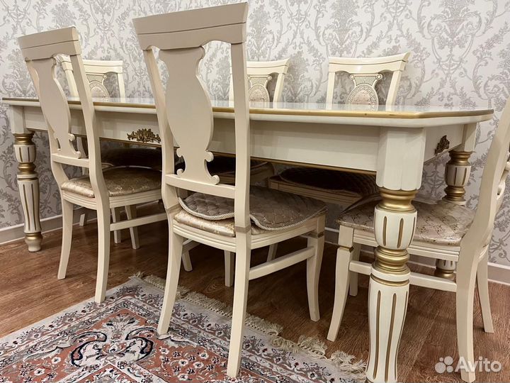 Стол и стулья