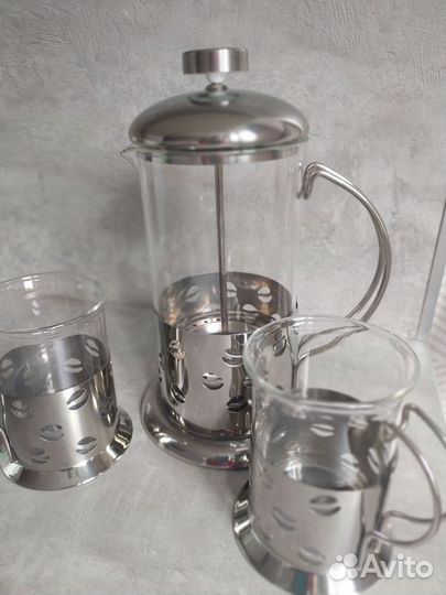 Френч-пресс и стаканы