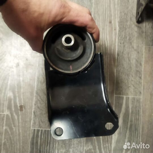 Опора двигателя передняя Nissan VQ20DE 1127140U00