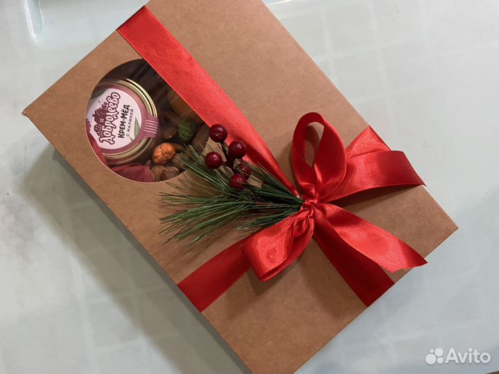 Подарок на Новый год / Коробка с орехами, мёдом
