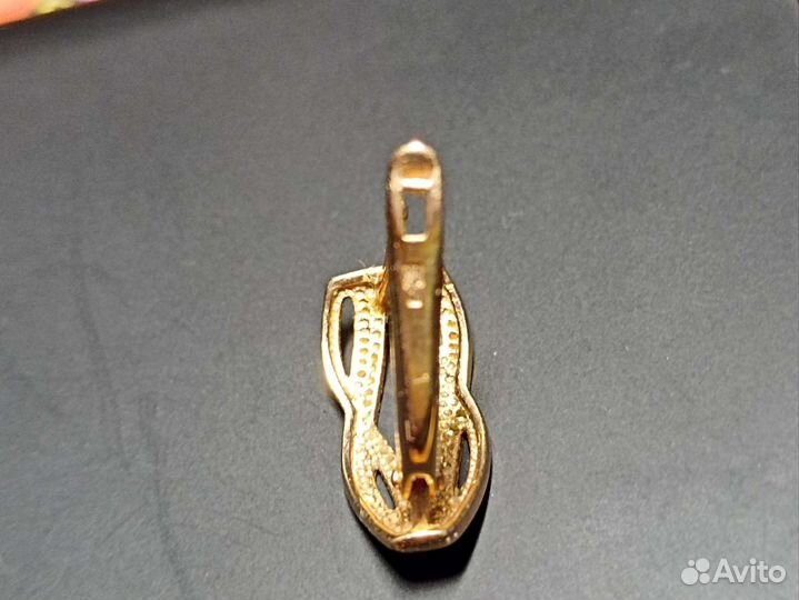 Золотая серьга