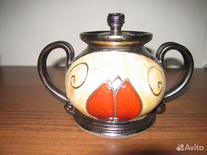 Два бокала и сахарница