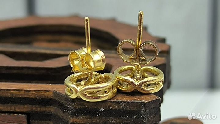 Золотые серьги 585 пробы массой 2,1 грамма