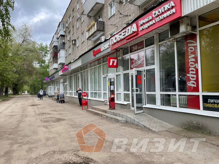 Помещение с витражным остеклением и парковкой