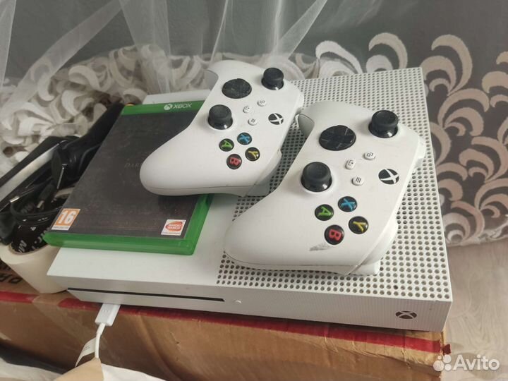 Xbox One s 2 геймпада