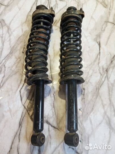 Стойка амортизатора задняя Mitsubishi Carisma