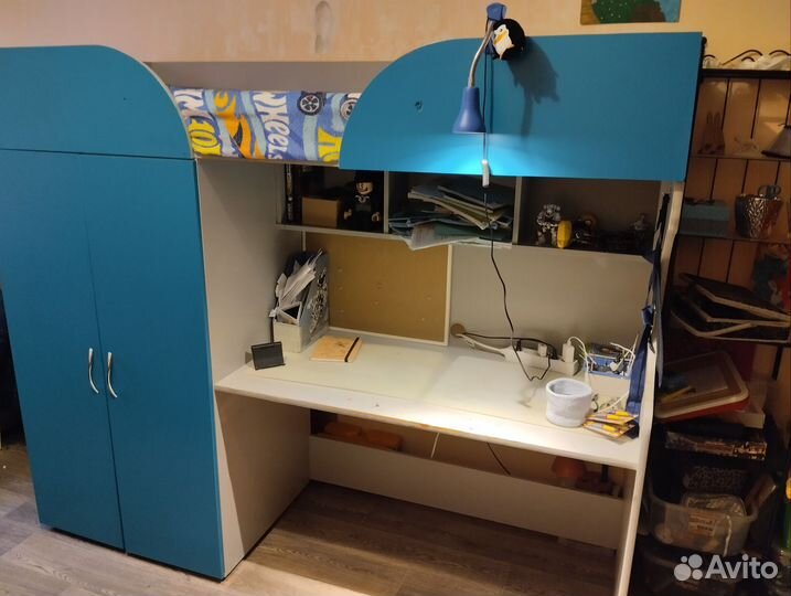 Кровать чердак со столом и шкафом