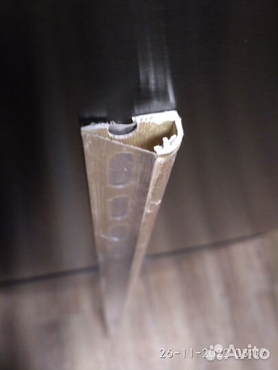 Уголок металлический бронзового цвета