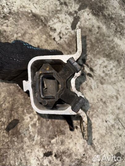 Подушка двигателя правая Renault Logan LS0 K7J710