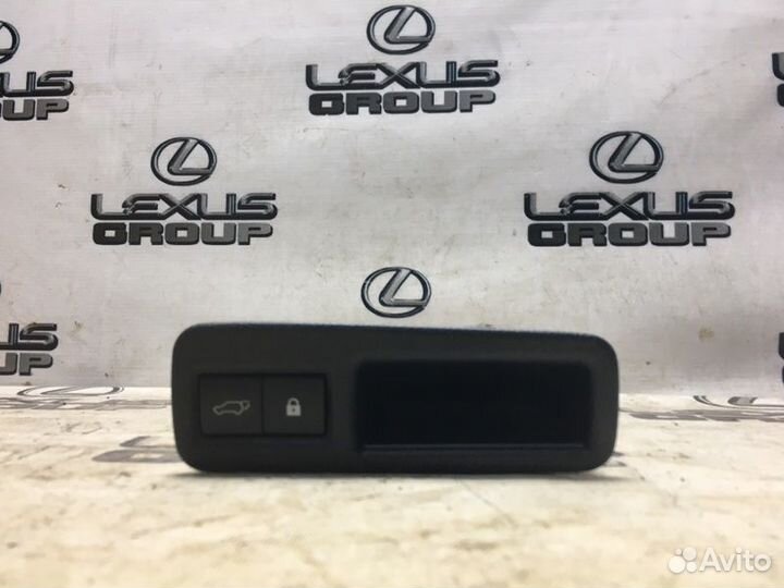 Кнопка крышки багажника зад. Lexus NX300h