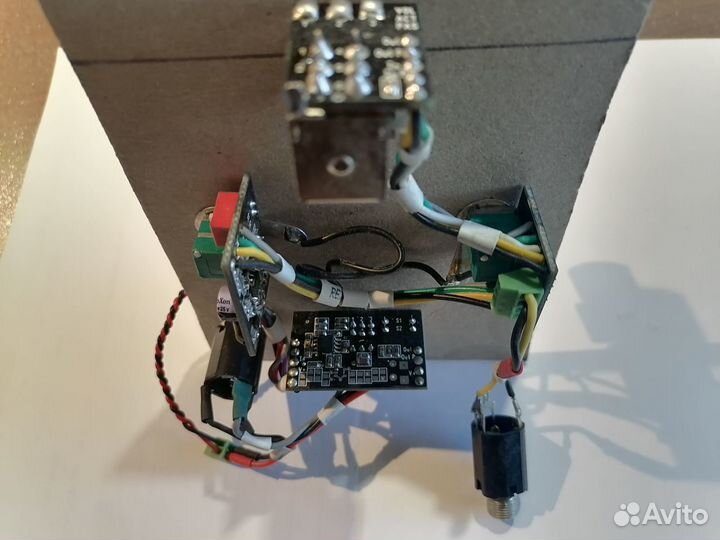 Трёх-полосный onboard bass preamp c параметрикой