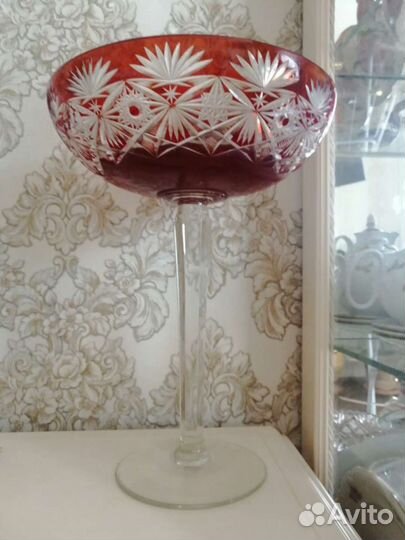 Ваза из рубинового хрусталя
