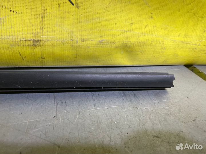 Уплотнитель стекла двери задний правый Chevrolet