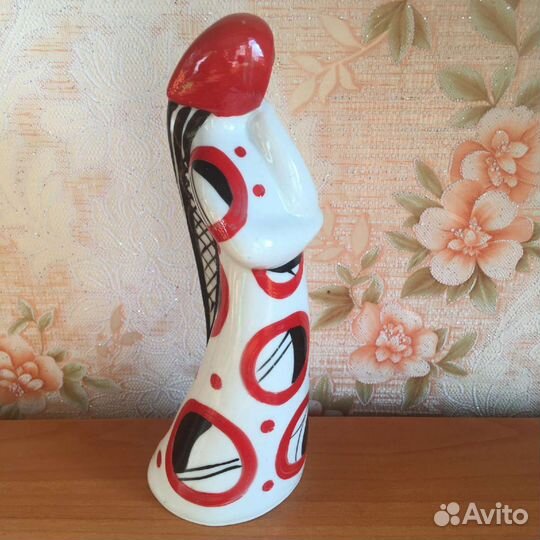 Статуэтка девушка в красном платке